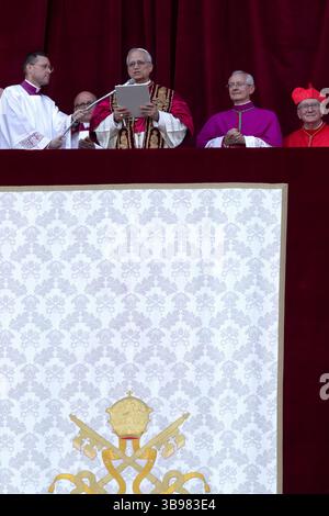 Cité du Vatican, Vatican, 8 mai 2025. Le pape Léon XIV nouvellement élu, le cardinal américain Robert Francis Prevost, apparaît pour la première fois de la Basilique centrale de Loggia de Pierre, au Vatican, après le conclave. Maria Grazia Picciarella/Alamy Live News Banque D'Images