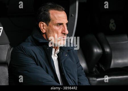 2 février 2023, MADRID, MADRID, ESPAGNE : Salvador Gonzalez ''Voro'', entraîneur-chef de Valence, regarde pendant la ligue espagnole, la Liga Santander, match de football joué entre le Real Madrid et Valencia CF au stade Santiago Bernabeu le 02 février 2023, à Madrid, Espagne. (Crédit image : © Irina R. Hipolito/AFP7 via ZUMA Press Wire) Banque D'Images