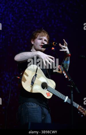 MIAMI , FL - 10 AVRIL : Ed Sheeran se produit durant la partie nord-américaine du RED Tour à American Airlines Arena le 10 avril 2013 à Miami, Floride. ..People : Ed Sheeran (crédit image : © SMG via ZUMA Press Wire) Banque D'Images