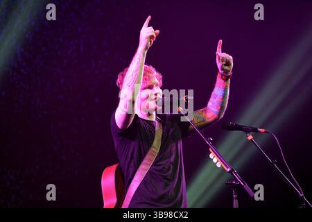 MIAMI , FL - 10 AVRIL : Ed Sheeran se produit durant la partie nord-américaine du RED Tour à American Airlines Arena le 10 avril 2013 à Miami, Floride. ..People : Ed Sheeran (crédit image : © SMG via ZUMA Press Wire) Banque D'Images