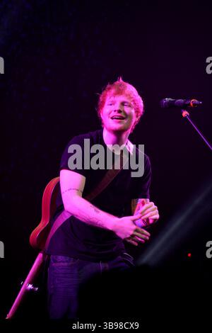 MIAMI , FL - 10 AVRIL : Ed Sheeran se produit durant la partie nord-américaine du RED Tour à American Airlines Arena le 10 avril 2013 à Miami, Floride. ..People : Ed Sheeran (crédit image : © SMG via ZUMA Press Wire) Banque D'Images