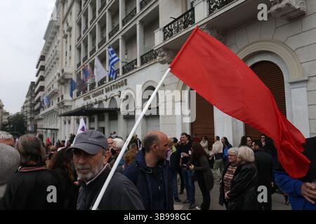 1er mai 2023, Athènes, Grèce : des manifestants défilent devant le Parlement lors d'une manifestation à Athènes le 1er mai. (Crédit image : © Aristidis Vafeiadakis/ZUMA Press Wire) Banque D'Images