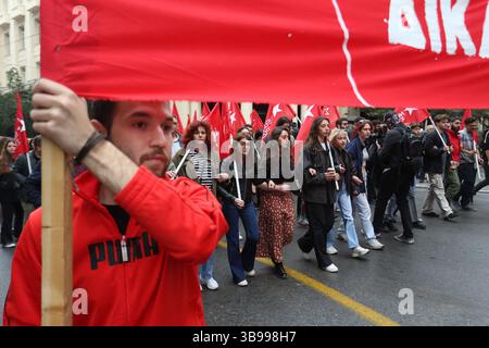 1er mai 2023, Athènes, Grèce : des manifestants défilent devant le Parlement lors d'une manifestation à Athènes le 1er mai. (Crédit image : © Aristidis Vafeiadakis/ZUMA Press Wire) Banque D'Images