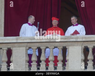Exprimez la place Pierre, le Vatican, la Cité du Vatican. 8 mai 2025. Alors que de la fumée blanche s'élève de la cheminée au sommet de la Chapelle Sixtine, la Curie se réunit pour valider la confirmation du cardinal Dominique Mamberti que le Conclave du Vatican a élu le cardinal américain Robert Prevost comme nouveau pontife Leo XIV. crédit : ©Julia Mineeva/EGBN News/Alamy Live News Banque D'Images