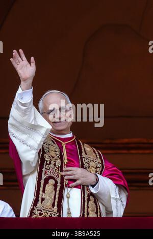Vatican, Vatican. 08 mai 2025. Le pape Léon XIV nouvellement élu, le cardinal américain Robert Francis Prevost, apparaît pour la première fois de la Basilica Central Loggia de Pierre après le conclave. (Photo de Maria Grazia Picciarella/SOPA images/Sipa USA) crédit : Sipa USA/Alamy Live News Banque D'Images