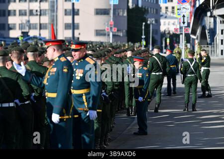 Moscou, Russie. 9 mai 2025. Les soldats sont sur le point d'assister à un défilé militaire marquant le 80e anniversaire de la victoire dans la Grande Guerre patriotique de l'Union soviétique à Moscou, Russie, le 9 mai 2025. Crédit : Cao Yang/Xinhua/Alamy Live News Banque D'Images