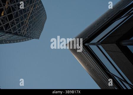Deux gratte-ciel photographiés verticalement de bas en haut Banque D'Images