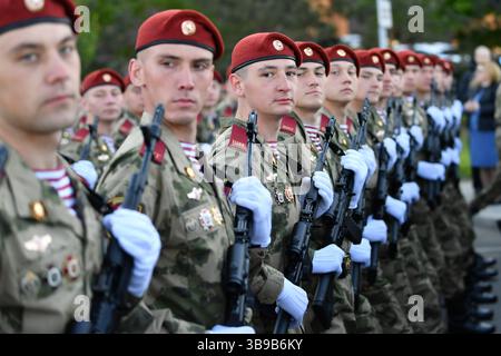 Moscou, Russie. 9 mai 2025. Les soldats sont sur le point d'assister à un défilé militaire marquant le 80e anniversaire de la victoire dans la Grande Guerre patriotique de l'Union soviétique à Moscou, Russie, le 9 mai 2025. Crédit : Cao Yang/Xinhua/Alamy Live News Banque D'Images