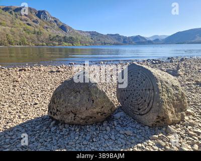 La pierre centenaire sur la rive de Derwentwater, Cumbria Banque D'Images