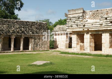 Mexique. Yucatan. Ville d'Uxmal. Style Puuc. Le quadrilatère de l'oiseau. Chambres avec frises adorées avec des images d'oiseaux. Banque D'Images