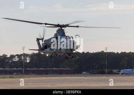 Une Viper AH-1Z du corps des Marines affectée au Marine Light Attack Helicopter Squadron (HMLA) 269 se prépare à atterrir à la Marine corps Air Station Cherry POI Banque D'Images