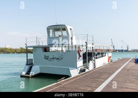 Carthagène, Colombie - 12 avril 2024 : le bateau touristique est amarré au port de croisière de Carthagène, Bolivar, Colombie. Banque D'Images