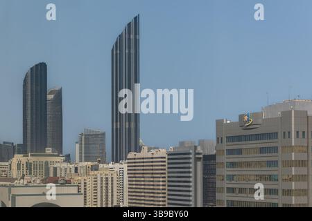 Abu Dhabi ville à la journée avec de beaux bâtiments modernes et gratte-ciel. Horizon des tours Etihad d'Abu Dhabi. Photo de voyage, éditorial-18 avril 2025 Banque D'Images