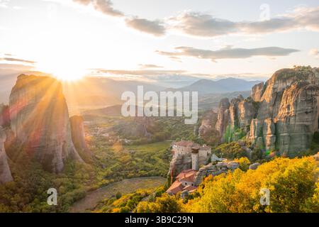 Montagnes de Thessalie dans le nord de la Grèce. Les derniers rayons de coucher de soleil illuminent les rochers des Météores et le monastère chrétien Banque D'Images