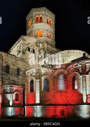 Illuminé Abbatiale Saint Austremoine à Issoire la nuit, mettant en valeur le Puy de Dôme en Auvergne Rhône Alpes région de France Banque D'Images
