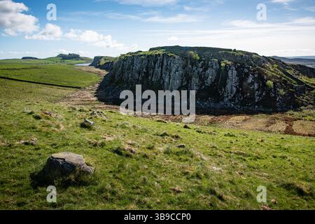 Steel Rigg, avec le mur d'Hadrien courant le long du sommet, Northumberland, Angleterre, Royaume-Uni. Banque D'Images