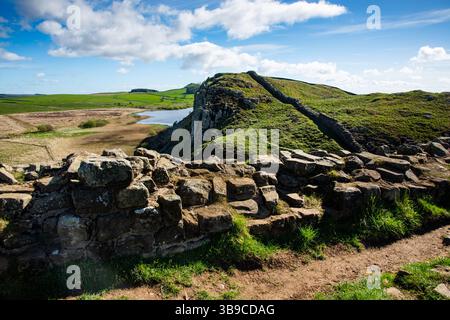 Steel Rigg et Craig Lough, avec Hadrien Wall longeant le sommet, Northumberland, Angleterre, Royaume-Uni. Banque D'Images