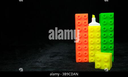 Trois surligneurs au néon lumineux disposés comme des blocs de construction Banque D'Images