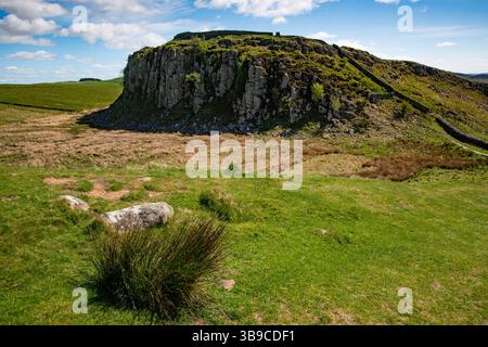 Steel Rigg, avec le mur d'Hadrien courant le long du sommet, Northumberland, Angleterre, Royaume-Uni. Banque D'Images