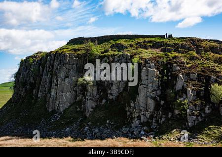 Steel Rigg, avec le mur d'Hadrien courant le long du sommet, Northumberland, Angleterre, Royaume-Uni. Banque D'Images