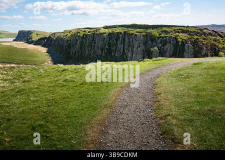 Steel Rigg, avec le mur d'Hadrien courant le long du sommet, Northumberland, Angleterre, Royaume-Uni. Banque D'Images