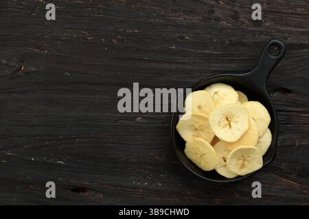 Apple Chips. Souvenirs de Malang, Java oriental. Collation croustillante à base de pommes tranchées séchées Banque D'Images