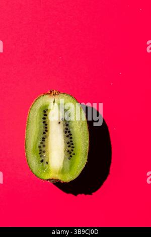 Kiwi coupé en deux sur fond lumineux Banque D'Images