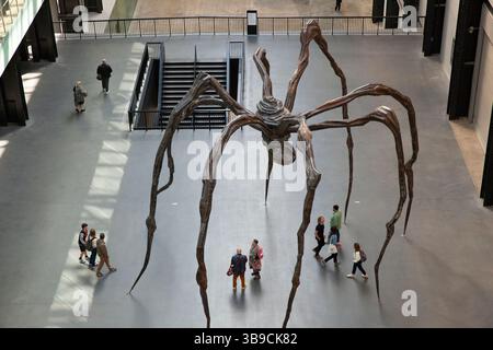 Londres, Royaume-Uni. 9 mai 2025. Pour célébrer le 25e anniversaire de l'ouverture de la Tate Modern, la sculpture d'araignée géante 'Maman' de Louise Borgeois a été réinstallée dans la turbine Hall telle qu'elle était il y a 25 ans. Des événements spéciaux sont prévus pour tout le week-end. Crédit : Anna Watson/Alamy Live News Banque D'Images