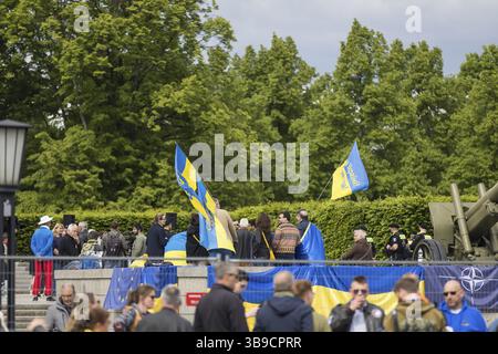 Visiteurs le 8 mai, jour de la libération, devant le Mémorial soviétique de Tiergarten sur la Strasse des 17. Juni, Berlin, 08.05.2025 Banque D'Images