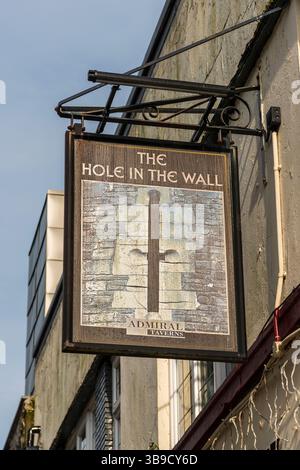 Le panneau de pub Hole in the Wall, Caernarfon, Gwynedd, pays de Galles, Royaume-Uni Banque D'Images