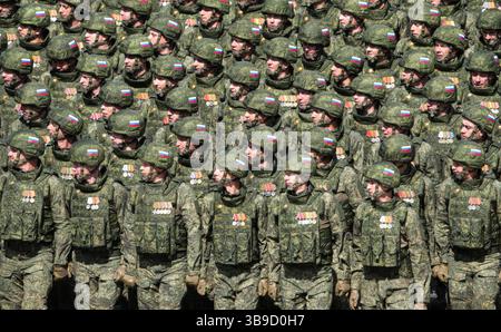 Moscou, Russie. 09 mai 2025. Les soldats de combat russes défilent devant le stand d'examen lors du défilé militaire annuel du jour de la victoire sur la place Rouge, le 9 mai 2025, à Moscou, en Russie. Les chefs d'État se sont joints au président russe Vladimir Poutine pour les célébrations du 80e anniversaire de la victoire sur l'Allemagne nazie pendant la guerre mondiale II. crédit : Mikhail Metzel/Kremlin Pool/Alamy Live News Banque D'Images