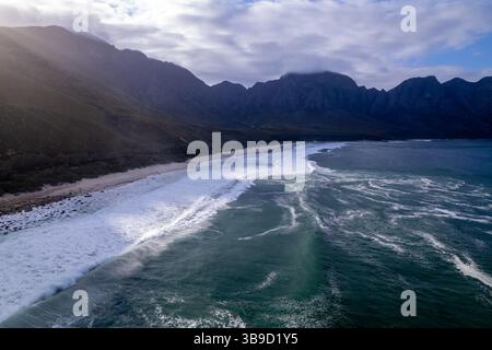Une vue aérienne à couper le souffle de la baie de Kogel, en Afrique du Sud, présentant sa plage immaculée, ses eaux cristallines et ses falaises environnantes spectaculaires. Banque D'Images