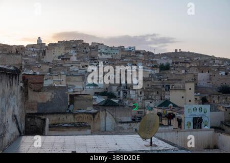 Fès, Maroc - 1 mai 2025 : vue de Fès ou Fès, c'est une ville dans le nord de l'intérieur du Maroc, c'est l'une des plus grandes villes du Maroc. Banque D'Images