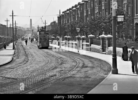 Une photographie de la North Circular Road de la fin du XIXe siècle prise près de Prussia Street, regardant vers Phoenix Park, Dublin City, Irlande. La route régionale a été construite comme la limite nord de la ville, et a été proposée dans une loi, avec la route circulaire Sud, en 1777. Banque D'Images