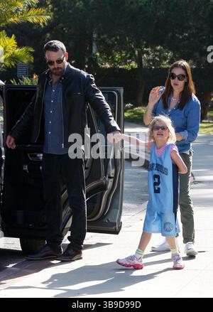 Ben Affleck et Jennifer Garner avec leur fille Violet Affleck à Santa Monica, Californie - 23 mars 2013 Banque D'Images
