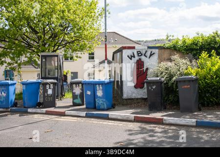 Derry / Londonderry, Irlande du Nord - 7 mai 2025 : main rouge de l'Ulster murale avec bordures de trottoirs rouges blancs et bleus, Fountain Estate. Banque D'Images
