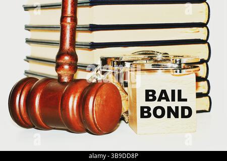 Caution Bond message avec menottes livres et marteau Banque D'Images