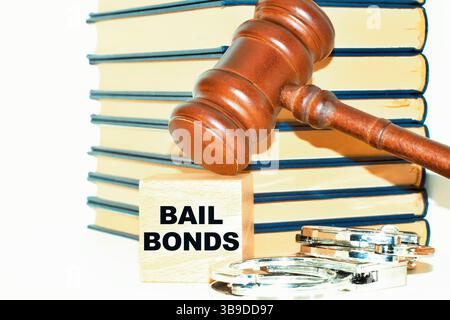 Caution Bond message avec menottes livres et marteau Banque D'Images