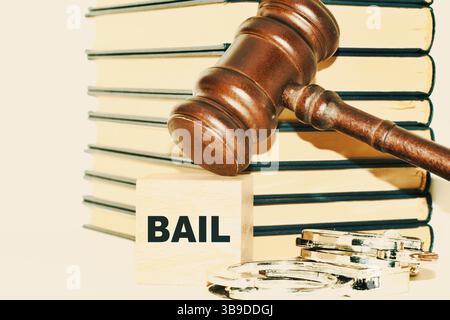 Message de cautionnement avec menottes livres et marteau Banque D'Images