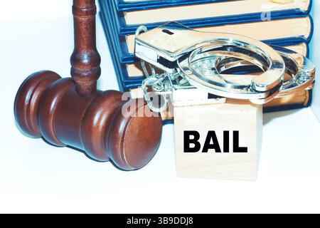 Message de cautionnement avec menottes livres et marteau Banque D'Images