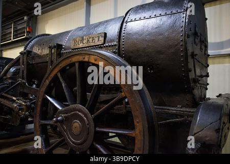 La locomotive Rocket originale, construite par Robert Stephenson au Locomotion Railway Museum, Shildon, comté de Durham, Angleterre, Royaume-Uni. Banque D'Images