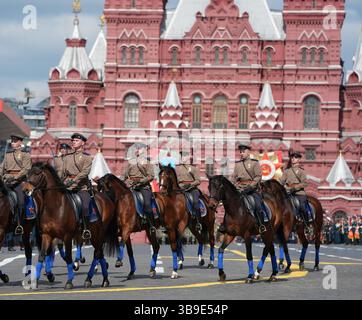 Moscou, Russie. 9 mai 2025. Les soldats assistent à un grand défilé marquant le 80e anniversaire de la victoire dans la Grande Guerre patriotique de l'Union soviétique à Moscou, Russie, le 9 mai 2025. Crédit : Lai Xiangdong/Xinhua/Alamy Live News Banque D'Images