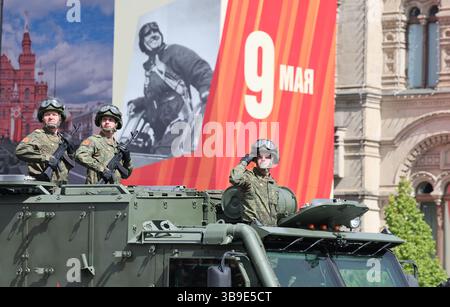 Moscou, Russie. 9 mai 2025. Les soldats assistent à un grand défilé marquant le 80e anniversaire de la victoire dans la Grande Guerre patriotique de l'Union soviétique à Moscou, Russie, le 9 mai 2025. Crédit : Ding Lin/Xinhua/Alamy Live News Banque D'Images