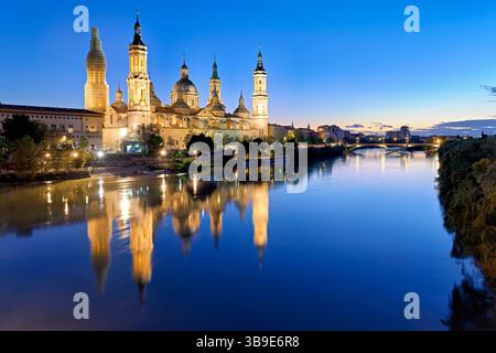 Basilique notre-Dame du pilier reflétée dans l'Èbre au crépuscule à Saragosse, Espagne Banque D'Images