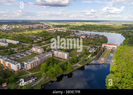 Twin Floodgate dans la zone urbaine de ​​Eisenhuettenstadt, vue drone, Brandebourg, Allemagne, Europe Banque D'Images