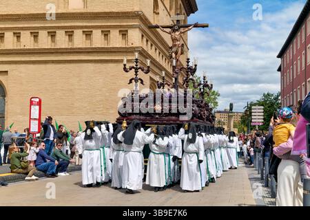 Saragosse. Saragosse. Aragon. Espagne. Procession religieuse avec des personnages à capuche portant un flotteur pendant la semaine Sainte Banque D'Images