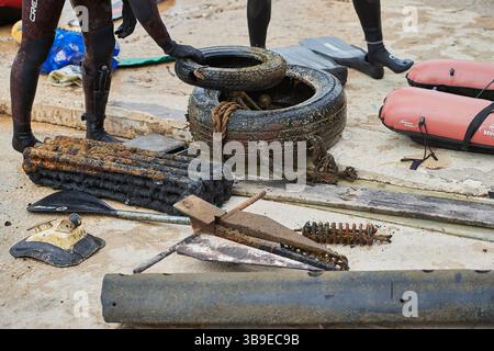 Toulon, Port de Mourillon (sud-est de la France) : Journée de nettoyage, un programme mondial d'action sociale visant à lutter contre le problème mondial des déchets solides. Ici, Banque D'Images
