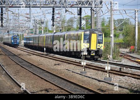 Dans la livrée Eurovision d'Ukraine, Siemens Desiro unit 350104 mène l'unité sœur 350127 dans Lichfield TV comme Avanti West Coast Evero court à côté. Banque D'Images