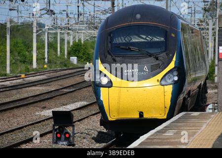Avanti West Coast Pendolino 390122 traverse Rugeley Trent Valley avec 1A25 la 1004 Liverpool Lime Street jusqu'à London Euston Banque D'Images