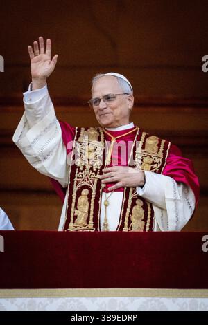 Le pape Léon XIV (cardinal Robert François Prevost) nouvellement élu apparaît sur le balcon de la basilique Saint-Pierre à Vatican, le 7 mai 2025. Banque D'Images